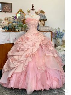 Princess Quinceanera Dress, Ball Gown Sweet 16, Gaun Abad Pertengahan, Quinceanera Dresses Pink, Pretty Quinceanera Dresses, Old Fashion Dresses, Theme Dress, Dress Ball Gown, Princess Ball Gowns