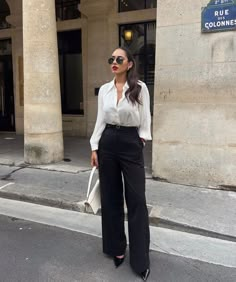 White Shirt Outfit Women Classy, Lawyer Bae, Masculine Feminine Fashion, Plus Size Mom Jeans, Elegant Fits, 80s Outfits, Parisian Outfit, Classy Office, Money Outfit