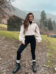 Unleash your inner fashionista on the trails with these stylish hiking outfits for women! Whether it's spring or fall, these cute looks will elevate your outdoor experience. For example, we love this casual ensemble with black leggings, hiking boots and a shearling pullover. Fall Camping Outfits, Alaska Outfits, Trekking Outfit, Black Hiking Boots, Hiking Boots Outfit