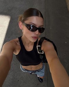 Trad Goth Outfits, Goth Outfit Inspo, Sunglasses For Your Face Shape, Best Sunglasses, Self Portrait Poses, Selfie Poses Instagram, Model Inspo, Model Aesthetic, Insta Pictures