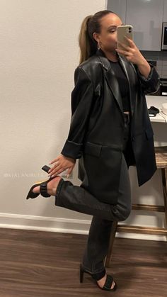 Leather Blazer Outfit Night Out, Blazer Outfit Date Night, Blazer Outfits Night Out, Black Leather Blazer Outfit, Leather Blazer Outfit, Outfit Date Night, Outfit Date, Black Leather Blazer, Outfit Night