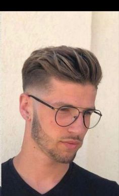 Short on tveh sides New Hair Quotes, Faded Haircut, Fade Haircut Styles, Gents Hair Style, Quiff Hairstyles, Mens Hairstyles Thick Hair, Faded Hair