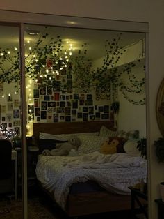 A comfy looking, aesthetic bedroom, with fairy lights and vines along the ceiling and walls. Perfect sleep room for teenagers. Aesthetic Rooms With Carpet Floors, Earthy Bedroom Aesthetic Cozy, Downtown Cozy Bedroom, Downtown Aesthetic Bedroom, Room Ideas Downtown, Downtown Room Decor, Crazy Rooms, Downtown Girl Bedroom, Neutral Bedroom Aesthetic