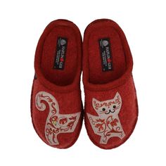 When those days call for a casual slipper, slide on these unisex cat slippers by Haflinger. These cozy slippers are made of a soft, natural 100% boiled wool upper, while the sock liner conforms to your foot for unbeatable glove-like comfort. The outsole is composed of double felt layers for durability, and the padded footbed design guarantees an easy transition between work and rest. Soft, natural 100% boiled wool in a grey hue Yarn applique of a kitten adds a dreamy touch Natural latex arch sup Wool Clogs, Soft Sole Slippers, Cat Slippers, Clog Style, Baggallini Bags, Cat Applique, Wool Cat, Smiling Cat, Cozy Slippers