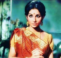 Sharmila Tagore Hosting Themes, Indian Goddesses, Old Bollywood Actress, Sharmila Tagore, Old Film Stars, Indian Movie, Indian Goddess, Bollywood Outfits, Retro Glam