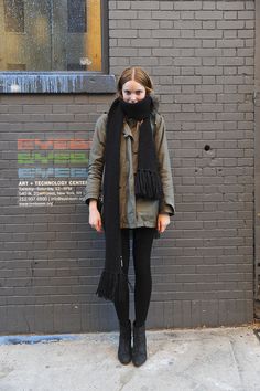 Find an olive parka to add instant cool Winter Fashion, Black Scarf, Street Style Winter, Well Dressed, Street Style Women, Autumn Winter Fashion, Pretty Outfits, Style Me, Fashion Looks