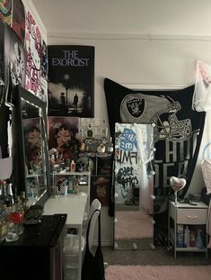 Room Decor Streetwear, Rocker Room Aesthetic, Grungequette Room, Room Ideas Grunge, Emo Room, Graffiti Room, Room Redesign