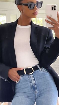 Need help with business casual that’s stylish and confident? Our ideas bring you corporate outfits that are office-ready. 😊 Save this pin for a polished work style! Semi Casual Outfit Women Work, Look Zara