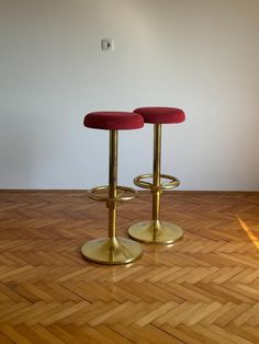 SET of 2 Vintage Red & Gold Faux Leather Bar Stools / Counter Height Stools / Mid Century Modern Bar Chairs / Brass / Yugoslavia / 1970s Crafted in the 1970s in Yugoslavia, this set of two vintage bar stools exudes charm and character. The rich combination of golden brass and vibrant red faux leather brings a touch of mid-century modern flair to any space. Ideal for both bar areas and kitchens, these counter height stools offer a stylish seating solution. The intricate details and quality crafts Modern Bar Chairs, Bar Stools Counter Height, Mid Century Stools, Mid Century Bar Stools, Mid Century Modern Bar, Jazz Bar, Old Bar, Vintage Bar Stools, Mid Century Bar