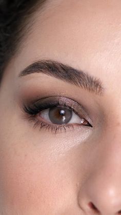 Evening Eyeshadow Looks, Smokey Eyes For Small Eyes, Simple Makeup For Small Eyes, Hooded Eye Makeup Inspiration, Smokey Eye For Small Eyes, Small Eyes Makeup Tutorial, Eye Makeup For Grey Dress, Eye Makeup For Wedding Guest, Simple Makeup For Wedding Guest