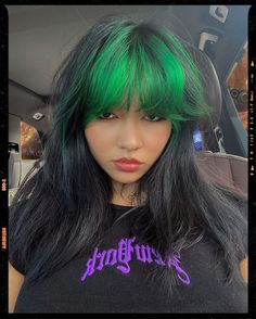 Hair Color Idea - Green Bangs Black And Green Hair, Black Hair Bangs, Green Hair Dye, Kore Ulzzang, Black Hair Dye, Goth Hair