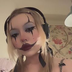 Female Juggalo Makeup, Porcelain Clown Makeup, Goth Clown Aesthetic, Interesting Makeup Ideas, Cute Simple Clown Makeup, Unique Clown Makeup, Goth Clown Costume, Juggalo Makeup Faces