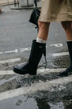 Rain Boots Photography, Rain Boots Aesthetic, Rain Boots Outfit Winter, Rainy Shoes, Aigle Boots, Merry People, Black Wellies, Rainboots Outfit, Rain Boot Outfit