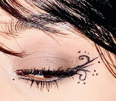 graphic eyeliner Polka Dot Eyeliner, Makeup Eyeliner, Liquid Eyeliner, Fantasy Makeup, Maquillaje De Ojos, Eyeliner