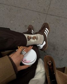 Shoes Brown Aesthetic, Brown Outfit Autumn, Autumn Shoes Aesthetic, Shoes Pics Aesthetic, Shoe Pics Aesthetic, Espresso Aesthetic, Dr Shoes, Trending Sneakers, Fall Fits