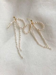 Earrings For White Dress, Bohemian Bridal Jewelry, Pearl Bead Jewelry, Craft Earrings Ideas, Easy To Make Earrings, Wire Earrings Diy Tutorials, Silver Beaded Earrings, Bow Pearl Earrings, Elegant Beaded Jewelry