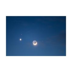 the moon and venus are seen in this image