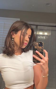 beautiful hair color and style Long Layers Haircut Short Hair, Short Hair Round Layers, Cute Long Bob Haircuts, Haircut Inspo Short Hair, Madison Beer Short Hair, Dark Long Bob Hairstyles, Women’s Shoulder Length Hair, Thick Hair Shoulder Length, Shorter Brunette Hair