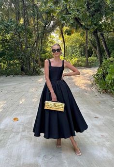 Look com Vestido Preto Dia Wedding Evening Dress Guest, Black Dress For Wedding Guest Indian, Prom Guest Outfit, Classy Cocktail Outfits, Chic Black Corset Dress, Old Money Dresses Gala, Chic Black A-line Midi Dress, Black And Gold Outfit Classy, Old Money Prom Dress