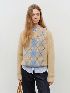 This Unisex Baby Alpaca Argyle Sweater is a cozy and luxurious knit item made from a blend of baby alpaca, featuring a classic argyle pattern.- Modest V-neckline for comfortable wear- Vintage color mix for a unique and standout look- Highly versatile and warm, suitable for standalone or layered styling Argyle Pattern, K Fashion, Layer Style, Argyle Sweater, Vintage Color, Color Mix, W Concept, Beige Sweater, Baby Alpaca