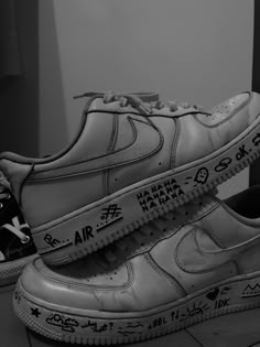 Sharpie Air Force 1, Drawing On Shoes, Doodle Shoes, Sharpie Shoes, Shoe Drawing, Grunge Shoes, Diy Sneakers, Custom Shoes Diy, Nike Shoes Air Force