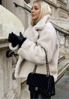 Fall Outfits Black Women, Street Style 2023, Bags Inspiration, Outfit Street Style, Bag Outfit, Snow Fashion, Minimalist Women