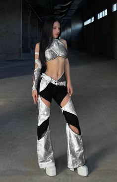 Look Grunge, Festival Outfits Rave, Preformance Outfits, Grace Jones, Futuristic Fashion, Three Words, Skirt Outfit, Kpop Fashion Outfits, Fancy Outfits