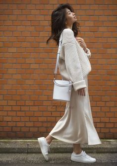 23 Outfit, Midi Skirt Fall, Minimalist Moda, Minimal Chic Style, Rock Outfit, Slip Skirts, Slip Skirt