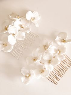 Capri Comb – Jay Kay Braids and Bridal Floral Bridal Hair Accessories, Jay Kay, Flower Hair Pieces, Gold Hair Comb, Up Dos, Flower Comb, Metal Comb, Outdoor Wedding Reception, Ceramic Flower