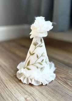 Make your little one's birthday extra special with our beautiful birthday hat 🤍  Made from pure white linen, this hat is both elegant and charming. The hand-embroidered ground elder flowers add a sweet touch of nature. Our hat is handmade with love, ensuring that every detail is somehow unique and special.. Plus, it's durable enough for little hands and makes a lovely keepsake for years to come. Ground Elder, Hat Fabric, Hat Party, White Birthday, Floral Birthday, Beautiful Birthday, Embroidered Hat, Birthday Hat, Embroidered Hats