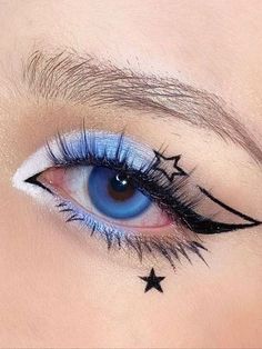 Cute Eyeliner Looks, Blue Eyeliner Makeup, Eyeliner Ideas, Korean Eye Makeup, Graphic Makeup, Ethereal Makeup, Makijaż Smokey Eye, Unique Makeup