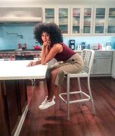 Tracee On Set Of Blackish Rainbow Johnson Style, Tracie Ellis Ross Style, Traci Ellis Ross Style, Blackish Outfits, Rainbow Johnson, Traci Ellis Ross, Tracy Ellis Ross, Celine Pants, Tracee Ellis Ross Style