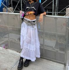 Big T Shirt Festival Outfit, Ruffle Skirt Street Style, Loose Festival Outfit, Walking In The Park Outfit, Strfkr Concert Outfits, Super Cross Outfit, Acl Outfits 2023, Rustic Core Aesthetic Outfit, Edgy Festival Outfit Summer