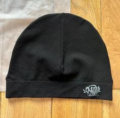 The Syna World Skull Cap combines modern style with premium comfort. Crafted from high-quality, breathable fabric, this cap features a sleek, streamlined design that fits snugly on your head. Its understated yet edgy aesthetic is perfect for both casual and athletic wear, while the elastic band ensures a secure fit. Whether you're hitting the streets or the gym, this skull cap offers a blend of functionality and fashion. Syna World, Running Cap, Central Cee, Trendy Boy Outfits, Skull Hat, Edgy Aesthetic, Beanie Style, Hat Men, Streamlined Design