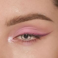 Olá minha gente tudo bem? Hoje quero trazer algumas inspirações de delineados diferentes para você inspirar vocês. Qual você gostou mais? <3 Eye Trends, 2020 Makeup, Pink Eye Makeup, Eye Makeup Pictures, Ethereal Makeup, Beautiful Eye Makeup