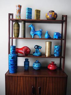 there are many vases on this shelf