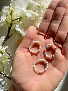 3 beautiful and handmade pearl rings made of high-quality freshwater pearls and colorful pastel pearls. The delicate rings are the perfect gift idea for you or your loved ones.🌸 All beads are abrasion and waterproof. Sizes: Very small = very narrow fingers (1.4-1.5 cm diameter) US: 5-6 Small = narrow fingers (1.5-1.6 cm) US: 6-7 Medium = narrow to normal width fingers (1.7-1.8 cm) US: 7-8 Large = slightly wider fingers (1.9-2.0 cm) US: 9-10 Very large = wider fingers (2.1-2.2 cm) US: 11-12 This Gift Idea For Girlfriend, Rings Pearl, Beaded Jewelry Pattern, Pastel Beads, Pearl Rings, Rings Rings, Special Ring, Pastel Wedding, Cute Rings