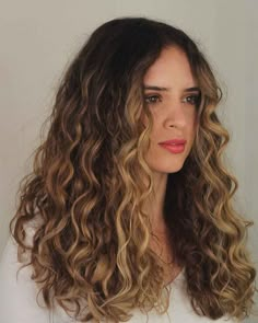 Light Brown Balayage Wavy Hair, Blonde Curly Balayage Natural, Curl Hair Balayage, Curled Hair With Highlights, Blind Highlights On Light Brown Hair, Curly Brown Blonde Hair, Natural Wavy Hair Balayage, Dark Blonde Hair With Highlights Curly, Money Piece Wavy Hair