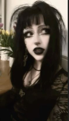 Goth Makeup Black Lipstick, Goth Makeup Natural, Goth Hair Inspiration, Goth Alt Makeup, Trad Goth Makeup Tutorial, Makeup Looks Goth, Goth Makeup Everyday, Trad Goth Eye Makeup, Romantic Gothic Makeup