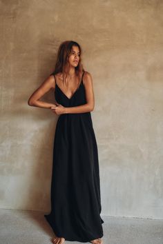 FLOWY VOLUMINOUS DRESS Black Dress Green Heels, Moody Beach Family Photos, Summer Chic Outfit Party, Dark Feminine Wardrobe, Long Flowy Dress Casual, Sundresses 2024, Casual Long Black Dress, Bohemian Formal Dress, Black Long Dress Outfit