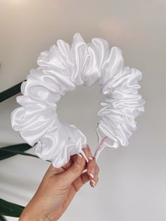 🤍 Beautiful extra thick white silk satin scrunch crown.  This style is made with double the fabric of the other scrunch crowns, for extra fullness 🤍 on a super comfy Alice band 🤍 Hair Accessories Diy Headband, Drawstring Bag Diy, Alice Bands, Headband Diy, Diy Hair Scrunchies, Diy Hair Accessories Ribbon, Hair Tie Accessories, Bow Fashion, Cute Box Braids Hairstyles