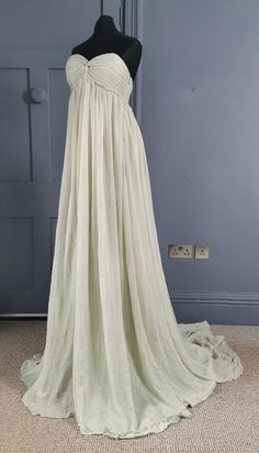 A super elegant evening dress dating to the 1960s, in a diaphanous goddess style. Made in two layers, both stylish seafoam green - underneath a silk like synthetic, sewn with the smooth side to the body, over this a sheer synthetic, lightweight and floating, woven with a fine raised glossy rib. The dress is empire line, the bodice boned, the fabric gathered and twisted at the centre front bust, fastening at the side with an invisible zip. The skirt is in two layers, the top layer longer, flowing Couture, Empire Waist Medieval Dress, Green Flowy Dress Aesthetic, 1960s Inspired Wedding Dress, Flowy Long White Dress, How To Sew Dresses, Greek Goddess Dress Aesthetic, Flowy Goddess Dress, Goddess Dress Aesthetic