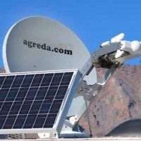 a satellite dish on top of a building with the word attenda com written on it