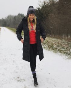 Outfit Montagna, Ny Winter, Mama Fashion, Boss Lady Outfit, Love Your Melon Beanie, Ladies Coats, Red And White Shirt, Rain Outfit, Love Your Melon