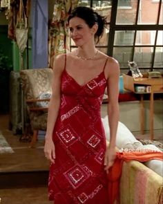 Early Friends Fashion, 90s Athletic Outfits Women, Monica Geller Red Top, Monica Geller Red Dress, Monica's Outfits Friends, Courtney Cox Outfits, 90s Friends Fashion, Monica Geller Dress, Friends Aesthetic Tv Show Outfits