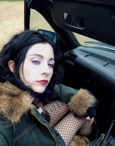 Alt Women, Madeline Pendleton, Outfit Ideas Grunge, Pale Waves, Internet Girl, Summer Goth, Women Aesthetic, Pretty Makeup, Pretty Woman