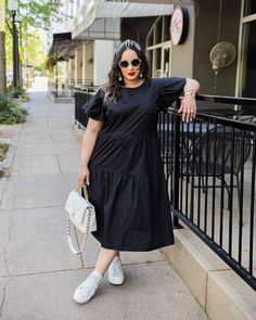 Confira 12 looks incríveis de vestido com tênis para ficar estilosa sem abrir mão do conforto! | 📸 @iambeauticurve | #moda #look #vestido #tenis Plus Size Summer Outfits Big Stomach, Curvy Fashion Summer, Dress And Sneakers Outfit, Curvy Casual Outfits, Outfits Gorditas, Plus Size Black Dresses, Outfit Combos, Plus Size Looks, Plus Size Fall Outfit