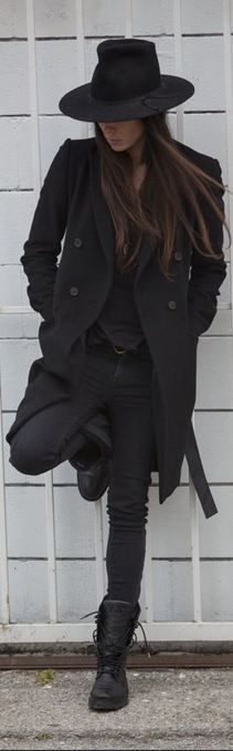 Tasya van Ree - imagine this with a white shirt and some long golden layered necklace <3 Look Grunge, Tomboy Chic, Woman In Black, Studio 54, Stil Inspiration, Looks Street Style, Looks Black, All Black Everything