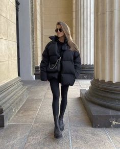 La Winter Outfits Casual, Nyc Street Fashion Winter, Mode Monochrome, Mode Gossip Girl, Winter Fashion Outfits Casual