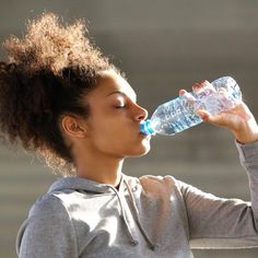 Staying hydrated is one of the healthiest habits you can adopt. Here are all the ways your body and brain get better when you drink water. Sistem Saraf, Drink More Water, Fad Diets, Lower Blood Sugar, Losing 10 Pounds, Kefir, Healthy Drinks, Drinking Water, Hummus